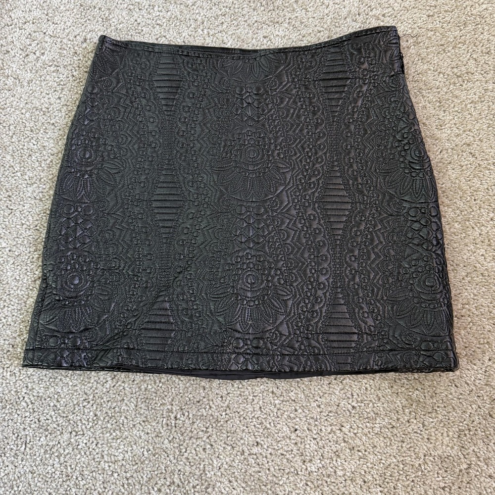 Bebe Skirt Womens 6 Black Faux Leather Floral Embossed Pencil Mini Zip Lined